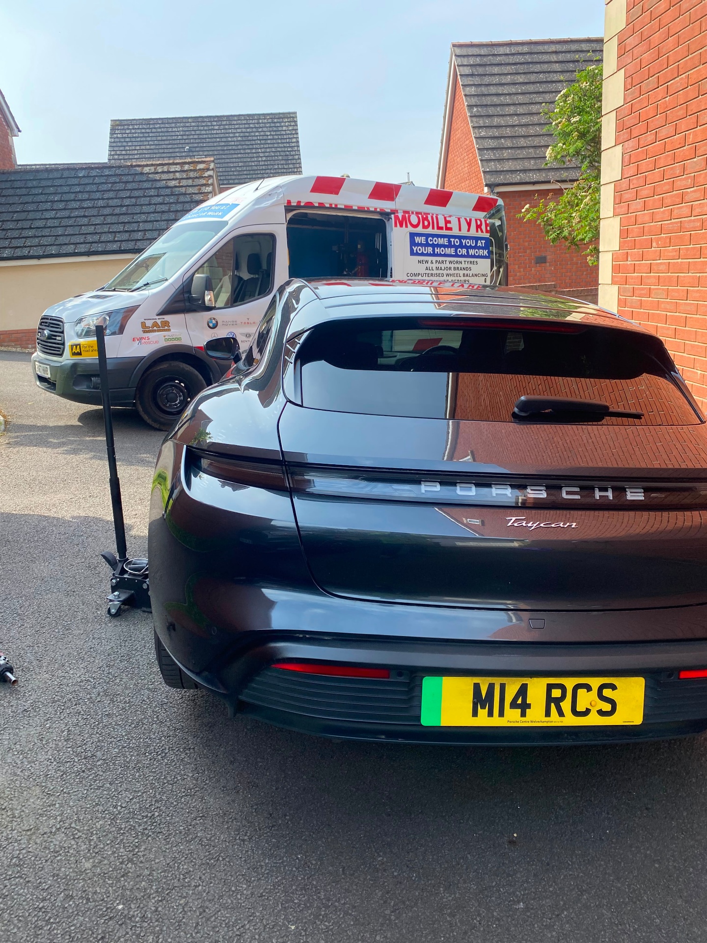 Mobile tyre fitting for a Porsche Taycan on a private driveway