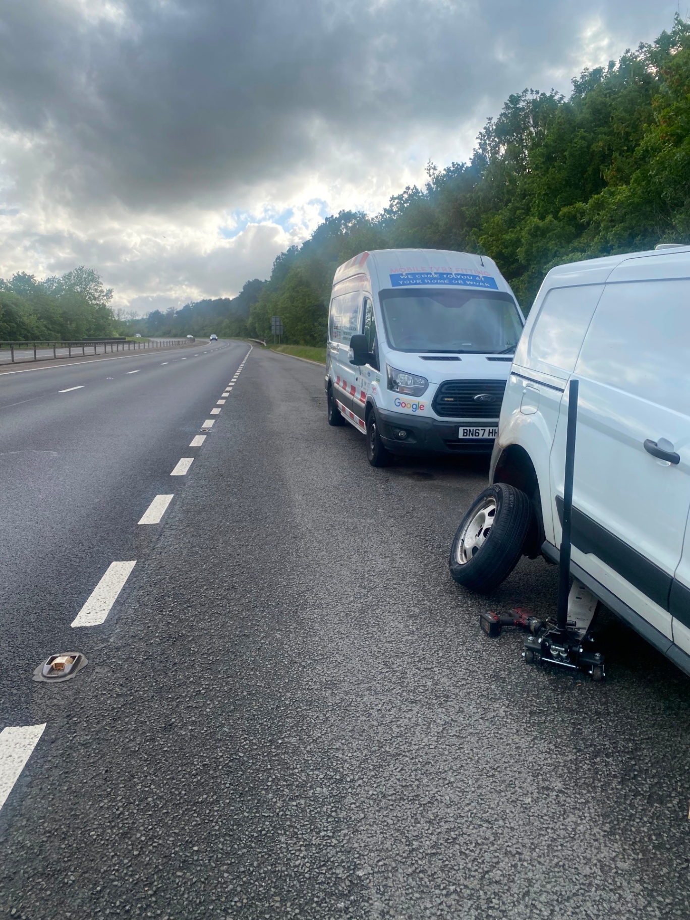 24/7 emergency roadside tyre call-out on a motorway breakdown